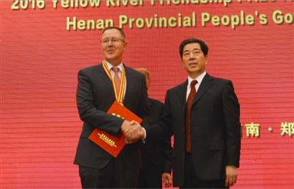 Governor of Henan Province, Chen Runerawarded Yellow River Friendship Prize toDirk Reich